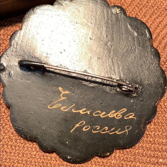 Handmade roses/flowers oil/lacquer brooch - Picture 5 of 7